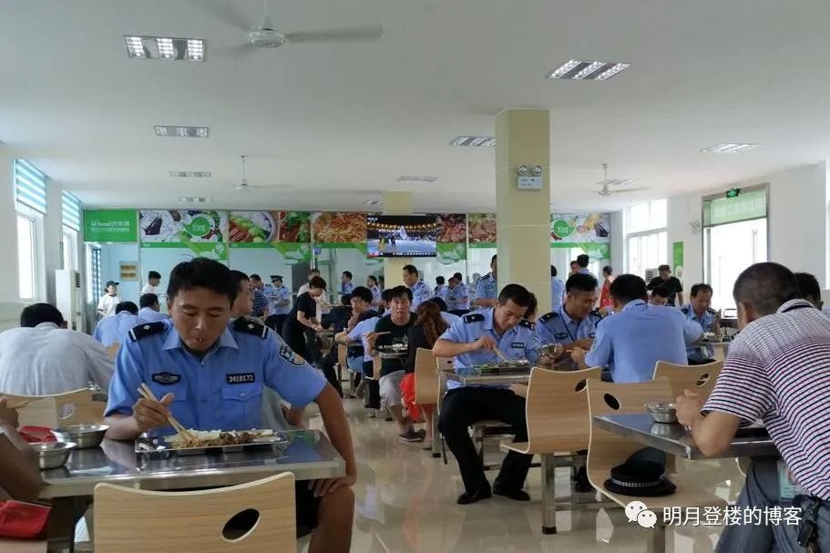 如果要饿死了去公安局食堂偷吃了100多个饺子会被判什么罪？